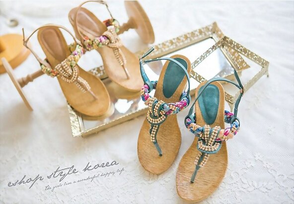 Sandalias dedo cuña en pedrería, en dos colores