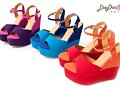 Sandalias cu&ntilde;a con plataforma, en tres colores