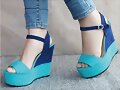 Sandalias cu&ntilde;a con plataforma,en azul (lateral)