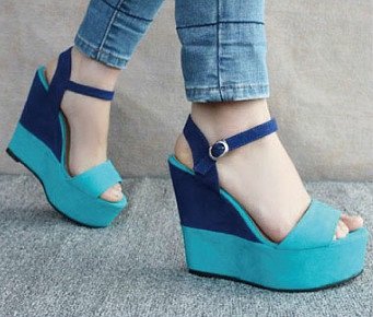 Sandalias cuña con plataforma,en azul (lateral)