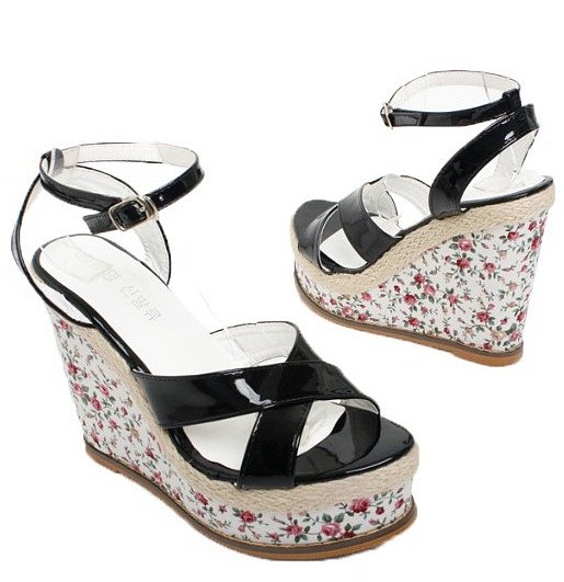Sandalias cuña c/plataforma, en X, en negro