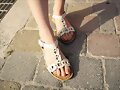 Sandalias planas tira central, en blanco (det. fr)