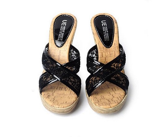 Sandalias cuña en X, en negro (frontal)