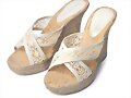 Sandalias cu&ntilde;a en X, en blanco (det. frontal)