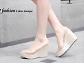 Sandalias cu&ntilde;a visera transparente, en blanco (lat