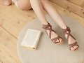 Sandalias planas tal&oacute;n cubierto doble X, en marr&oacute;n