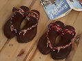 Sandalias planas trenzadas, en marr&oacute;n