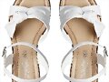 Sandalias planas en blanco, con hebilla
