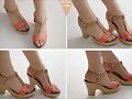 Sandalias tac&oacute;n tira central en marr&oacute;n (detalles)