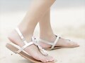 Sandalias planas de dedo en blanco (lateral)