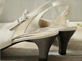 Sandalias tac&oacute;n con lacito, en blanco (det. post.)