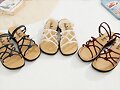 Sandalias planas de 6 tiras, en tres colores