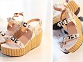 Sandalias de cu&ntilde;a plataforma,c/pedrer&iacute;a, en blanco