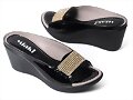 Sandalias cu&ntilde;a charol, en negro (detalles)