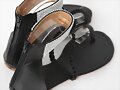 Sandalias planas tal&oacute;n cubierto, en negro (v. a&eacute;re