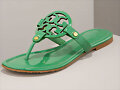 Sandalias planas de dedo con hebilla, en verde