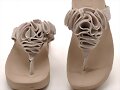 Sandalias dedo con flor, en beige (frontal)