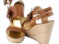 Sandalias cu&ntilde;a con flor lateral, en marr&oacute;n
