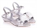 Sandalias planas en blanco satinado con flor