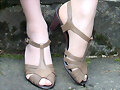 Sandalias tac&oacute;n retro, en marr&oacute;n