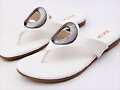 Sandalias planas de dedo, con ojal, en blanco