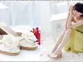 Sandalias cu&ntilde;a Doll&#039;s con flor, en blanco