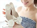 Sandalias cu&ntilde;a Doll&#039;s, con flor, en blanco