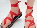 Sandalias planas de tira roja