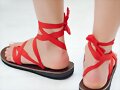 Sandalias planas de tira roja (post.)