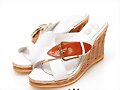 Sandalias blancas cu&ntilde;a, hebilla en X (detalle)
