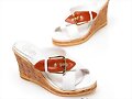 Sandalias blancas cu&ntilde;a, hebilla en X (detalle)