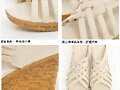 Sandalias cu&ntilde;a en X, en beige (detalles)