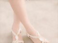 Sandalias cu&ntilde;a media con broche central, en beige