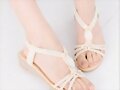 Sandalias cu&ntilde;a media con broche central, en beige