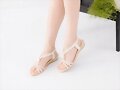 Sandalias cu&ntilde;a media con broche central, en beige