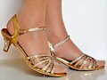 Sandalias tac&oacute;n doradas con pedrer&iacute;a.