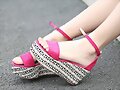 Sandalias cu&ntilde;a de tira ancha en rosa