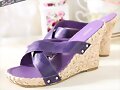 Sandalias de cu&ntilde;a en X, en lila (detalle)