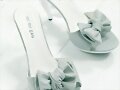 Sandalias tac&oacute;n de coraz&oacute;n, con lacito, en gris