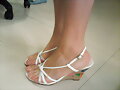Sandalias blancas de cu&ntilde;a, lateral