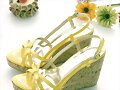 Sandalias de cu&ntilde;a en amarillo, detalle lateral