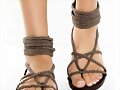 Sandalias planas &eacute;tnicas en V en marr&oacute;n