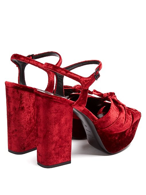 Sandalias tacón sesenteras de felpa, en rojo