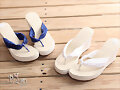 Sandalias de cu&ntilde;a azul y blanco (detalle)