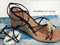 Sandalias cu&ntilde;a de tiras, en negro