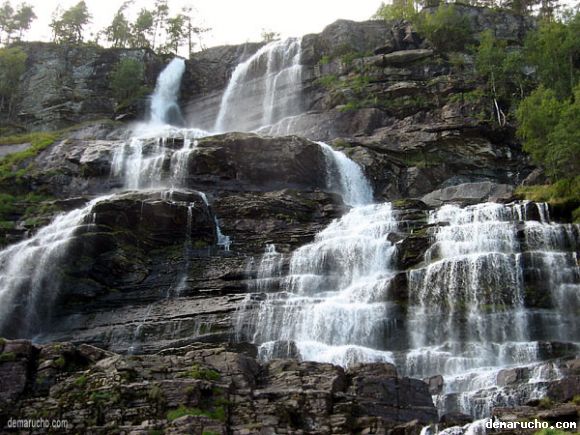 Cascada en Valle de Voss- Noruega