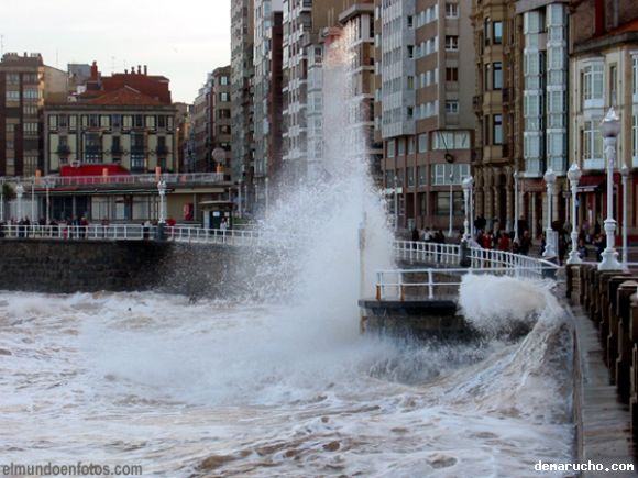 Gijón - Oleaje con marea alta en el Paseo Marítimo