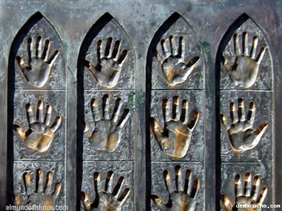 León - huellas en la plaza de la Catedral