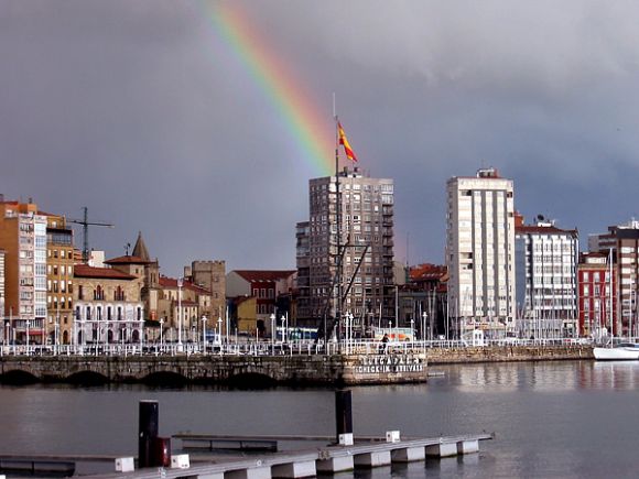 Gijón (Asturias). Arco iris en el puerto deportivo