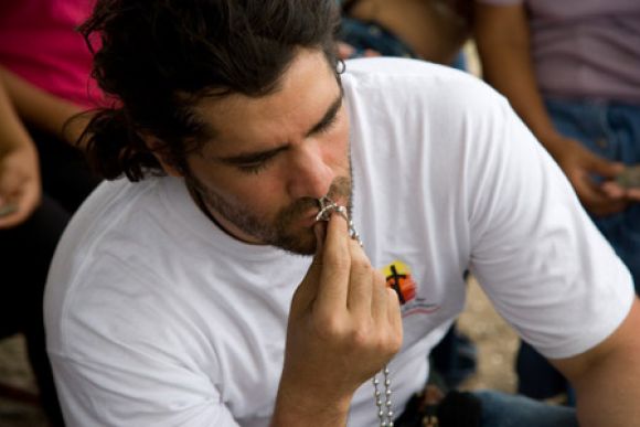 Eduardo Verástegui en oración